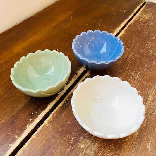 Shoreline Stoneware Scalloped Four Inch Bowl