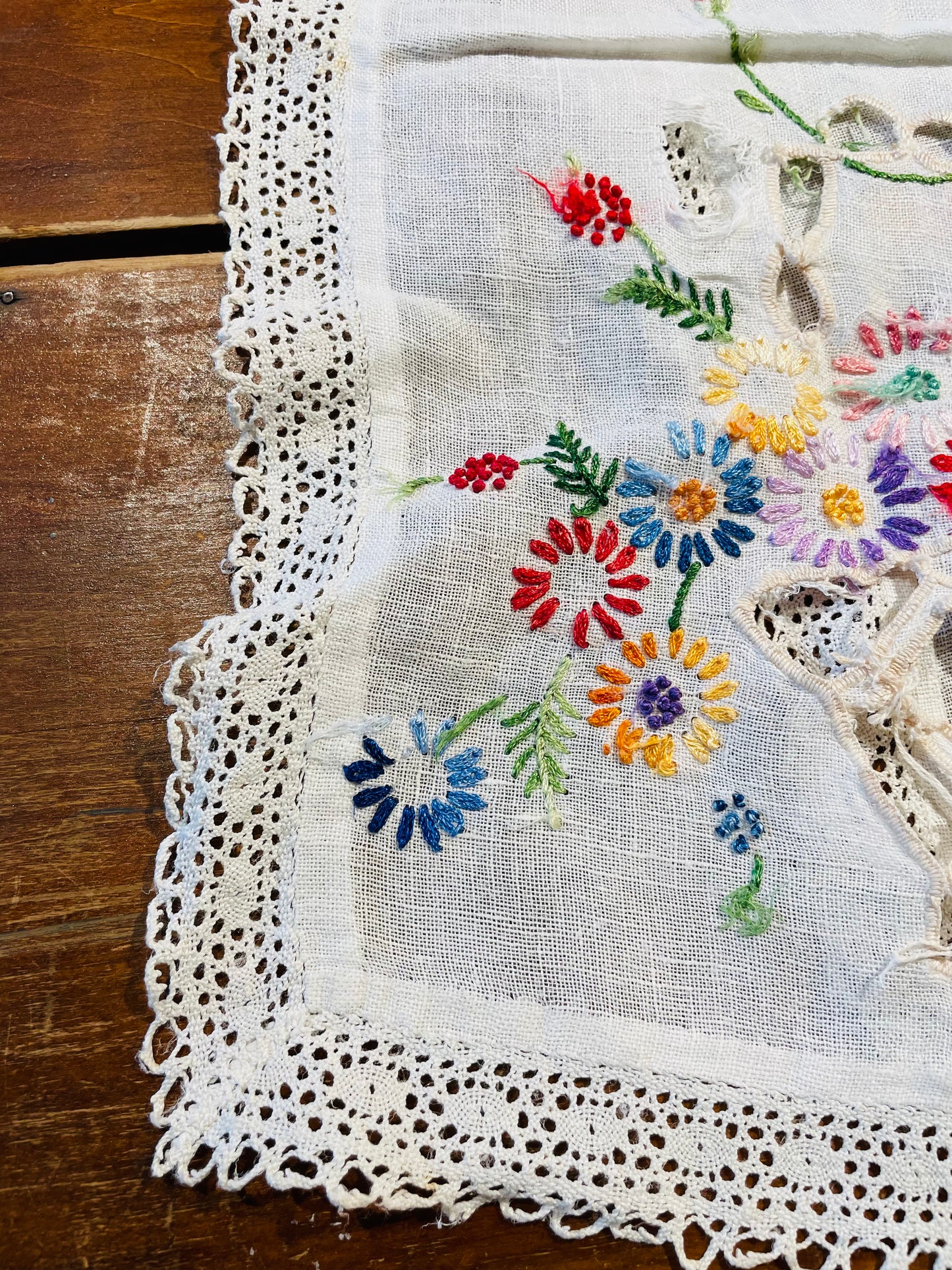 Embroidered Flower Basket Table Runner- Vintage