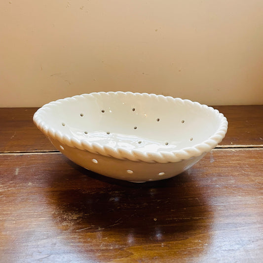 Stoneware Colander with Twisted Edge