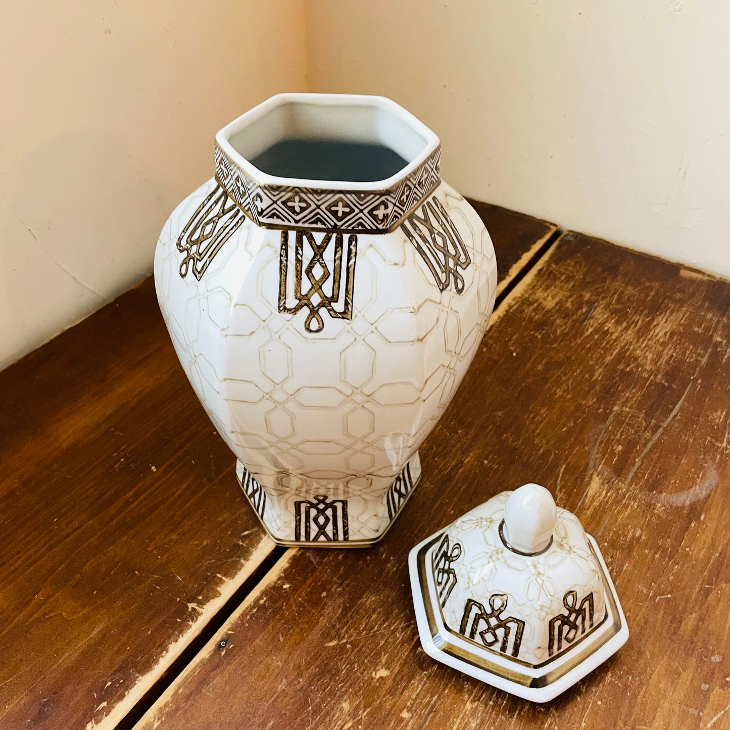Yona Urn