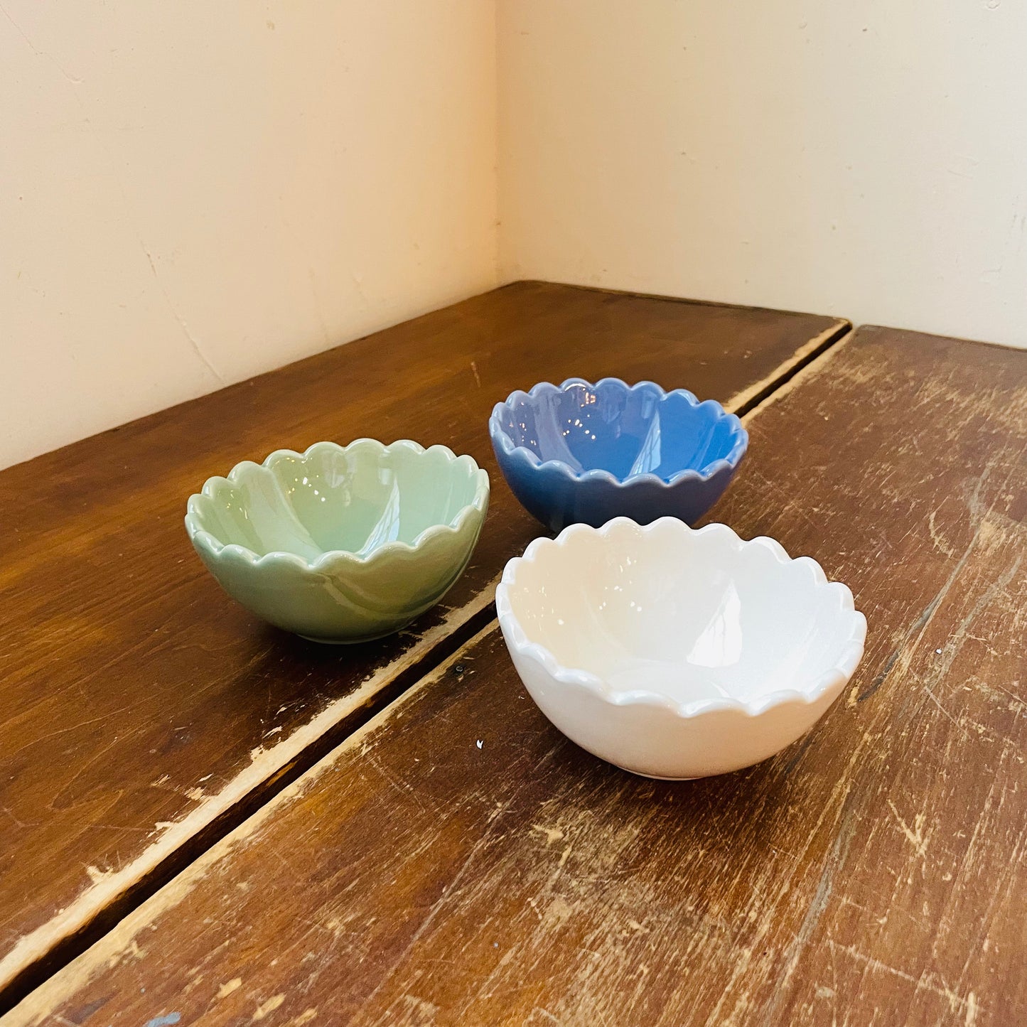 Shoreline Stoneware Scalloped Four Inch Bowl