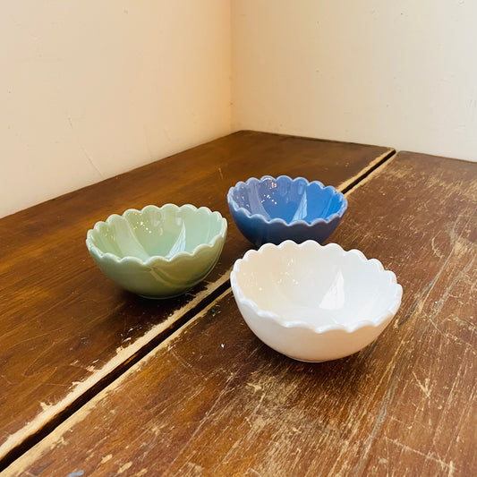 Shoreline Stoneware Scalloped Four Inch Bowl