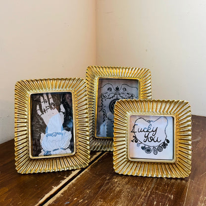 Sculpted Scalloped Plume Photo Frame