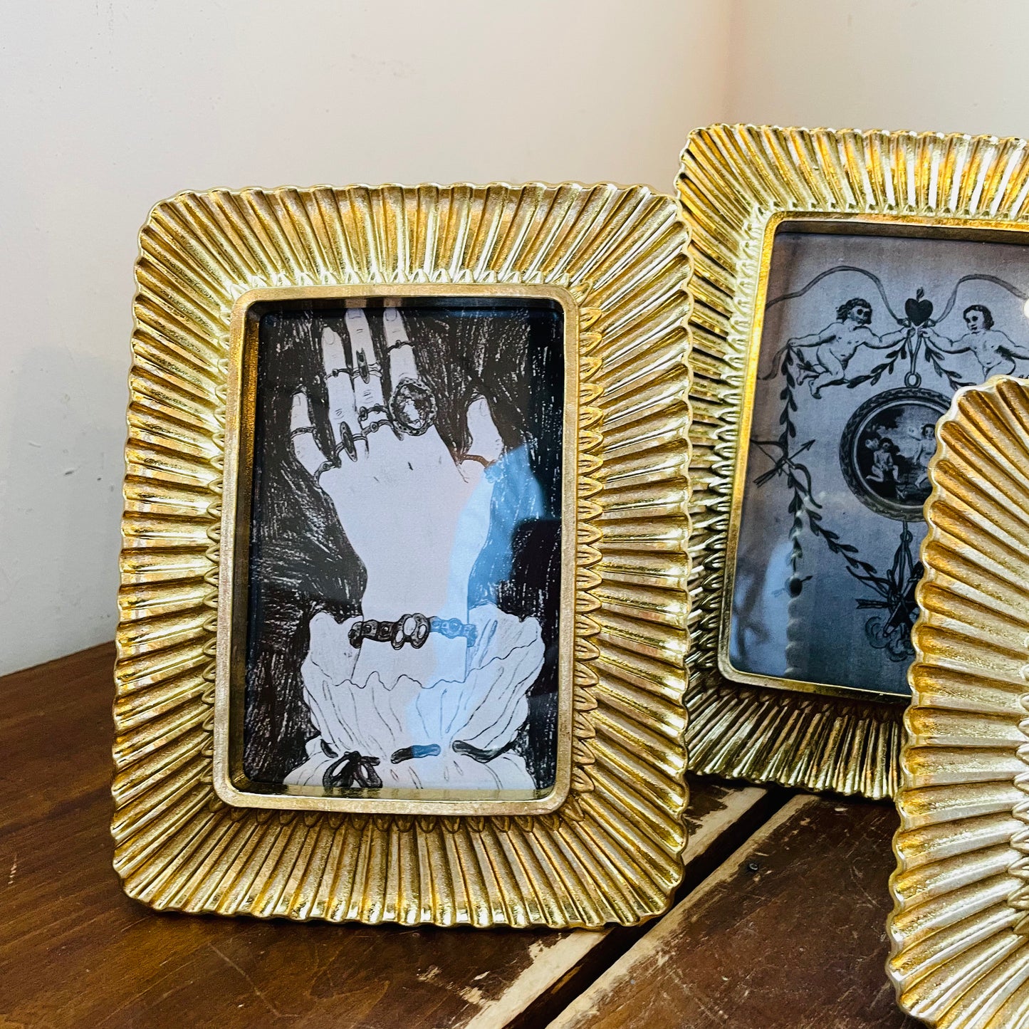 Sculpted Scalloped Plume Photo Frame