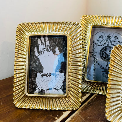 Sculpted Scalloped Plume Photo Frame