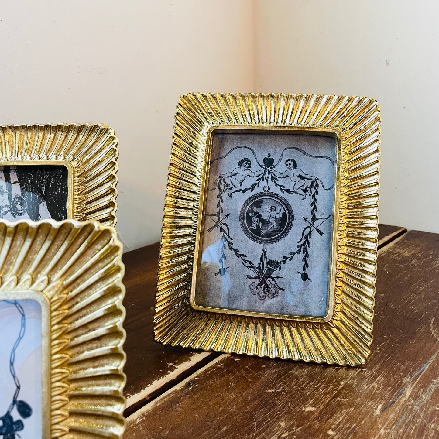 Sculpted Scalloped Plume Photo Frame