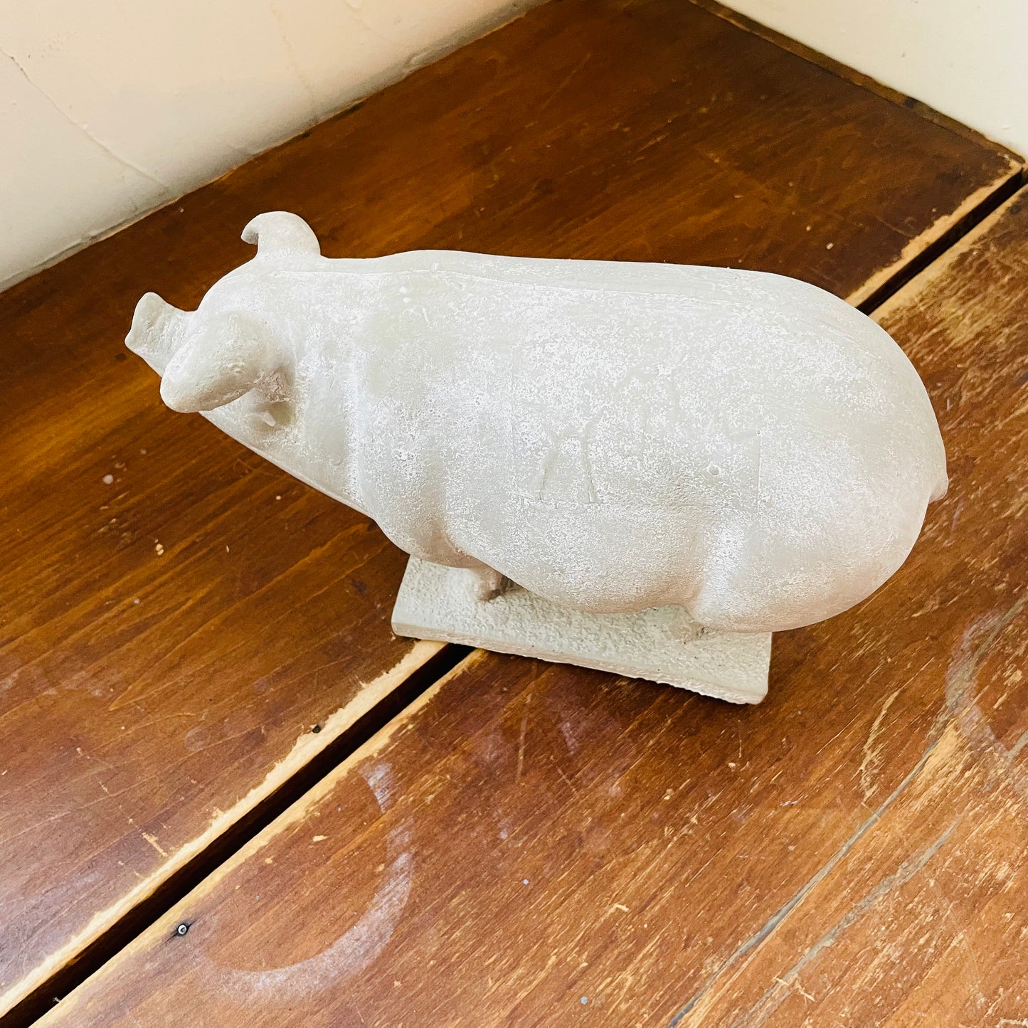 English Garden Resin Pig