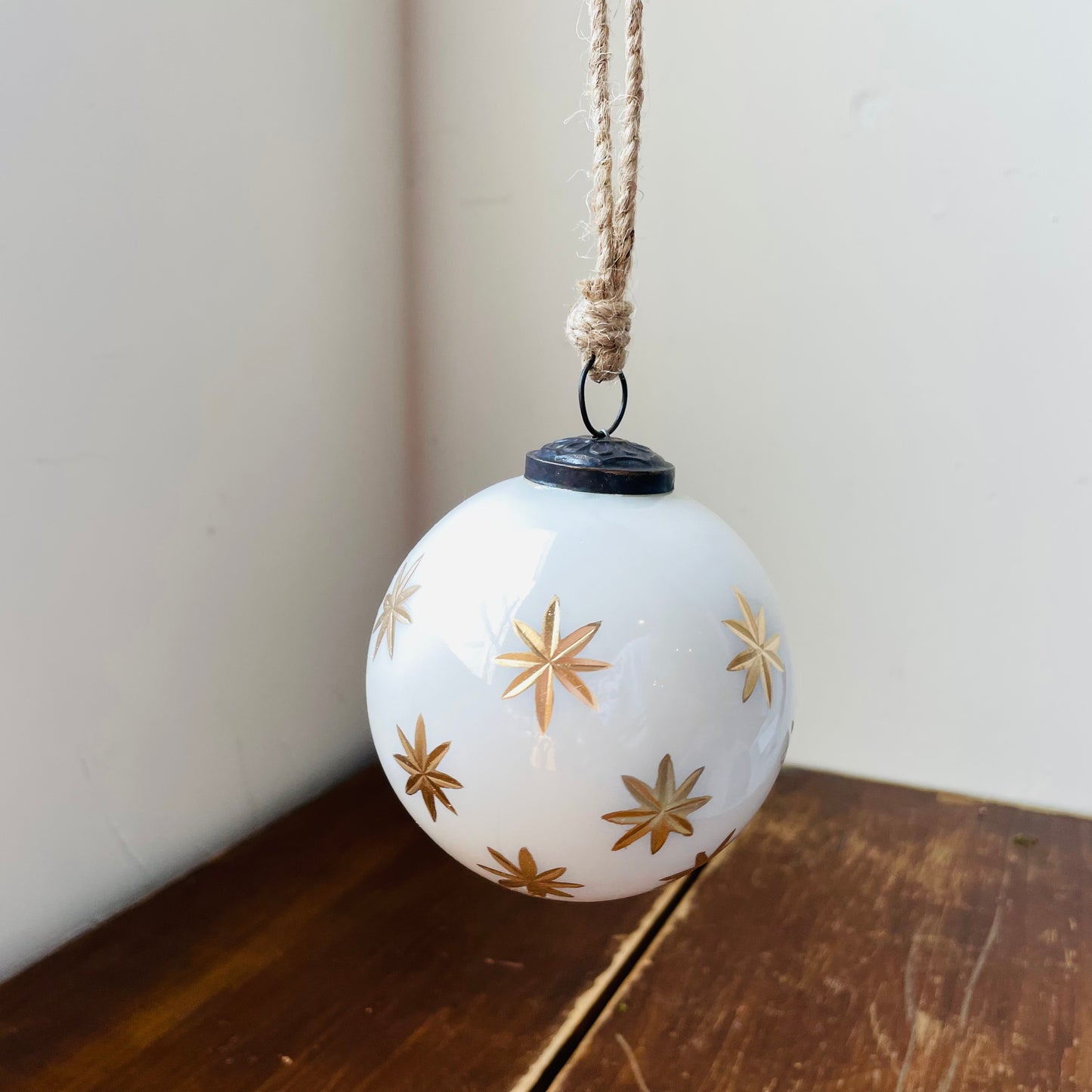 Ivory Gold Etched Stars Bauble