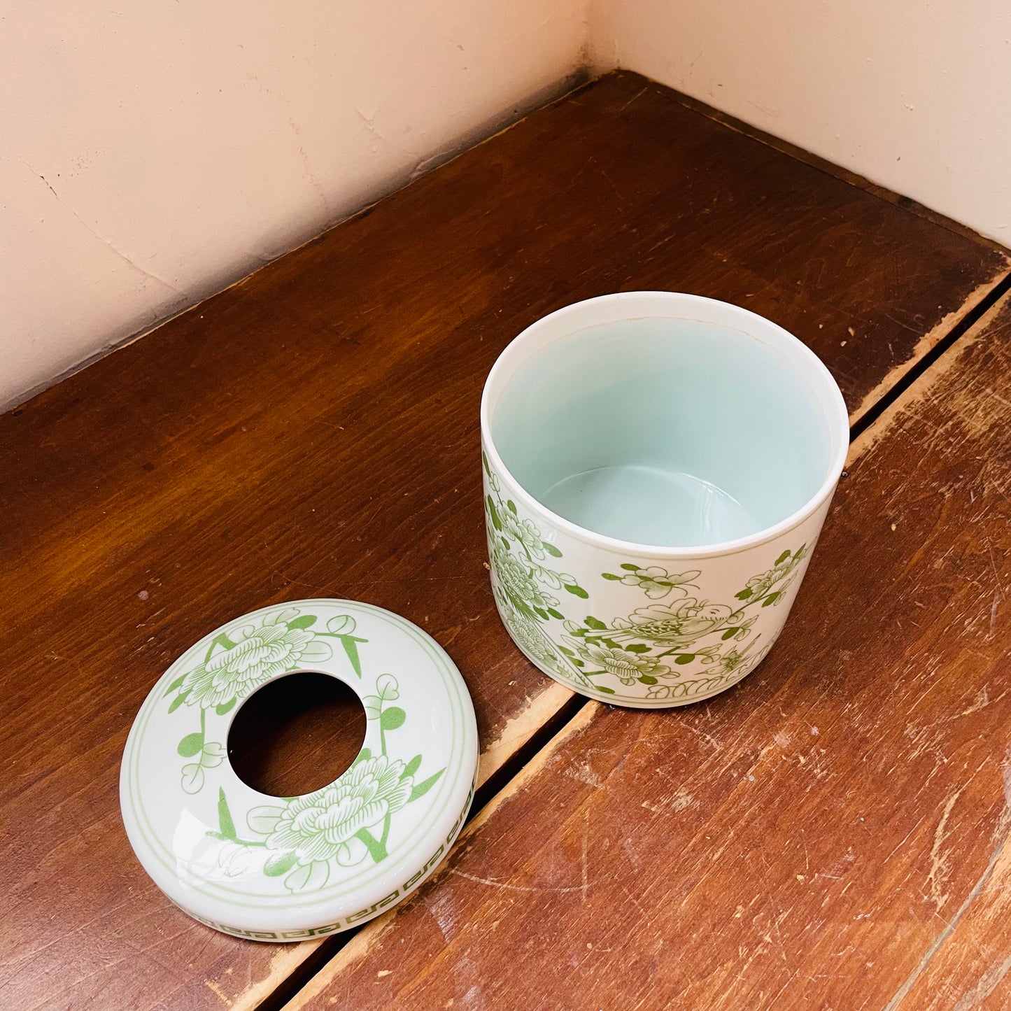 The Jade Tissue Vessel