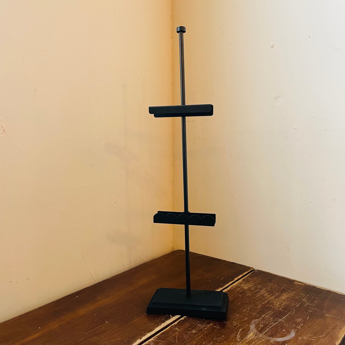 Scalloped Black Adjustable Metal Standing Easel