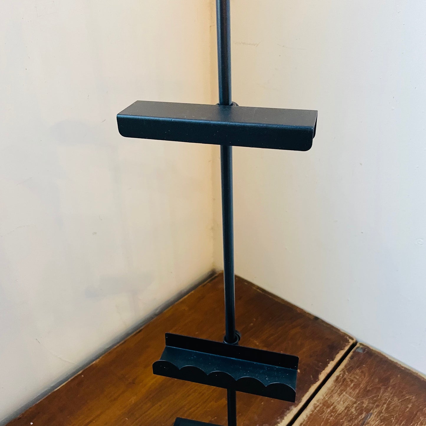Scalloped Black Adjustable Metal Standing Easel