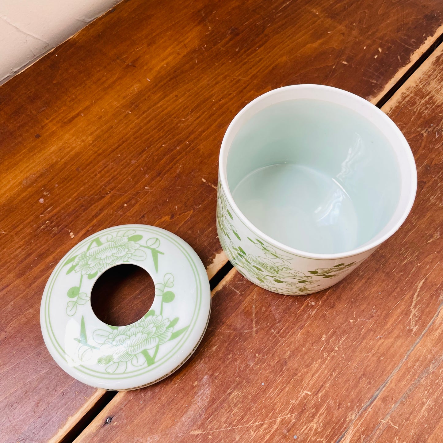 The Jade Tissue Vessel