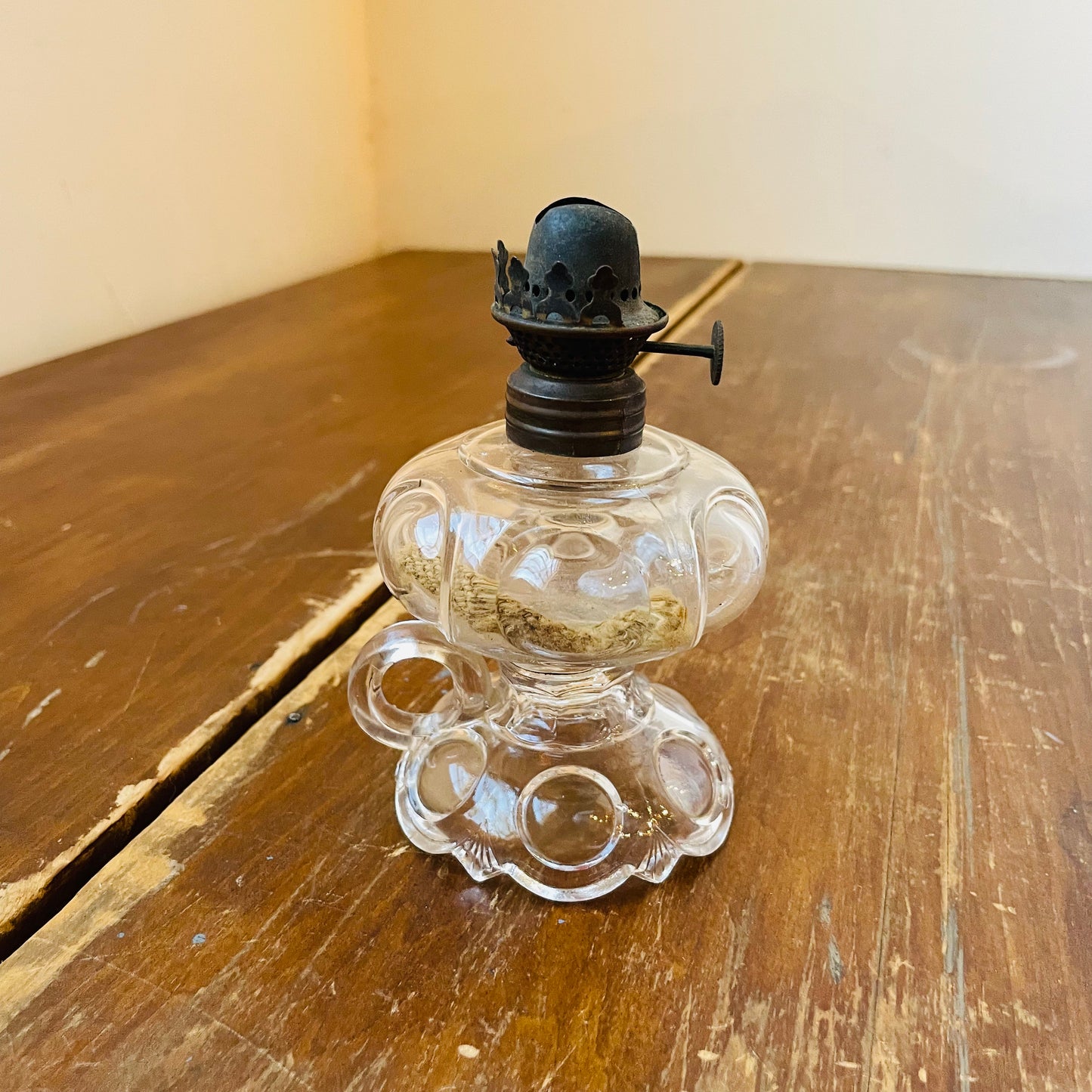 Bullseye Daisy Fingerhold Hold Lamp- Vintage
