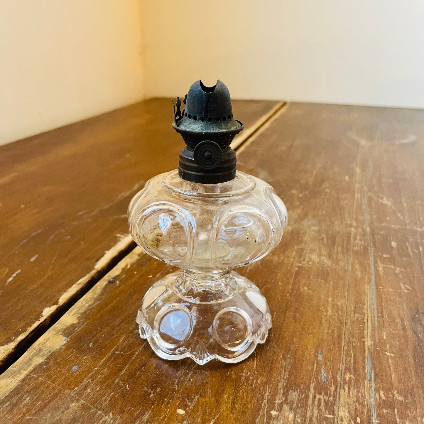 Bullseye Daisy Fingerhold Hold Lamp- Vintage