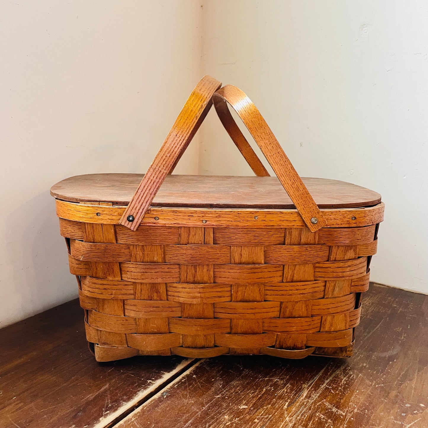 Hinged Lid Picnic Basket- Vintage