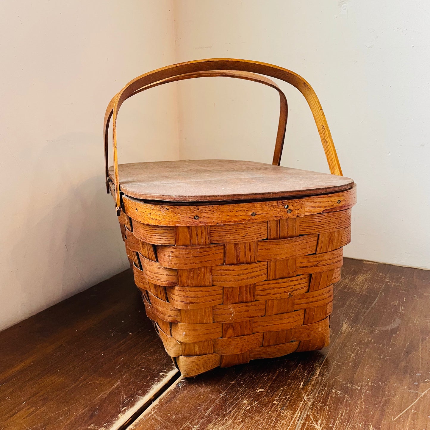 Hinged Lid Picnic Basket- Vintage