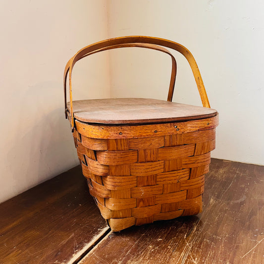 Hinged Lid Picnic Basket- Vintage