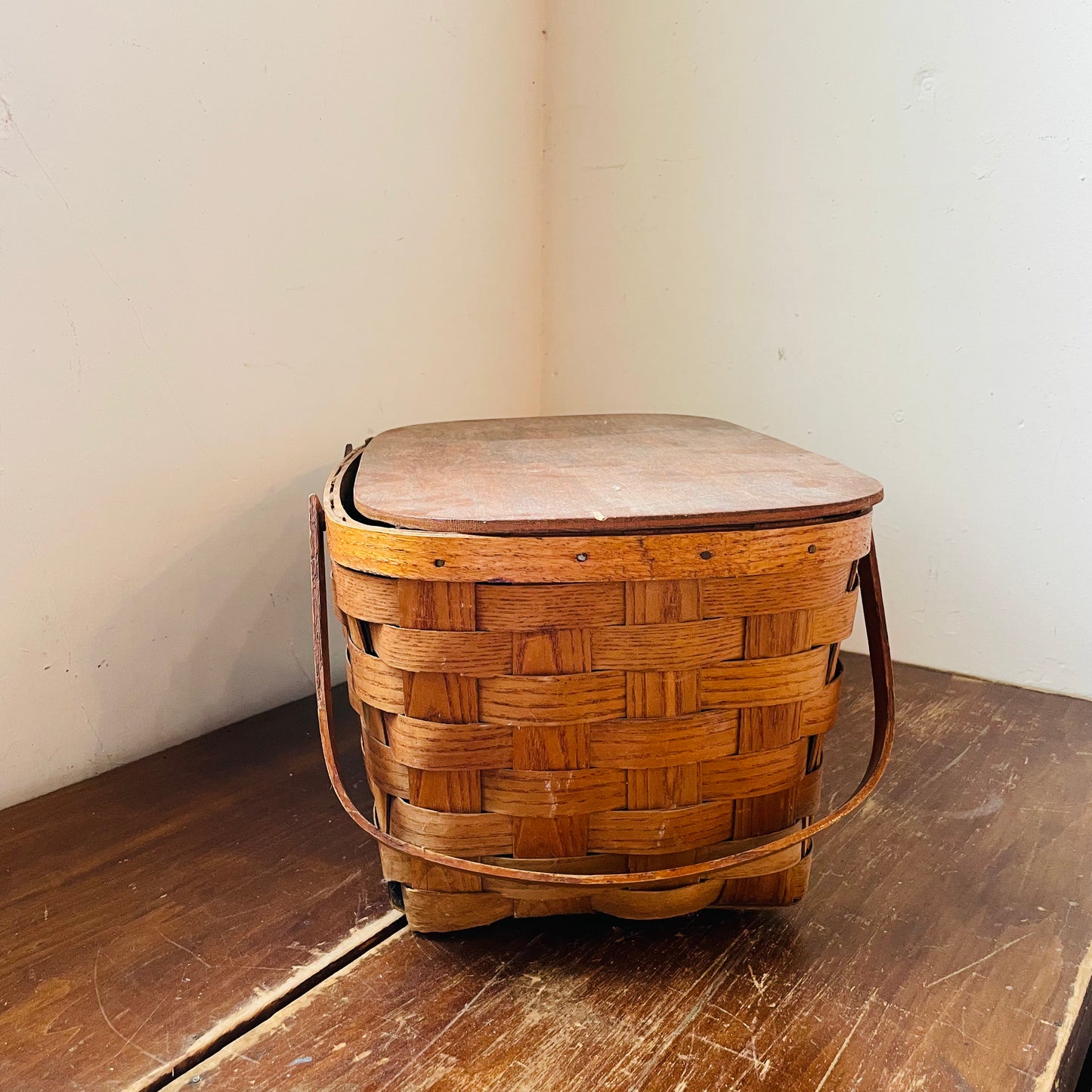 Hinged Lid Picnic Basket- Vintage