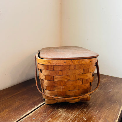 Hinged Lid Picnic Basket- Vintage