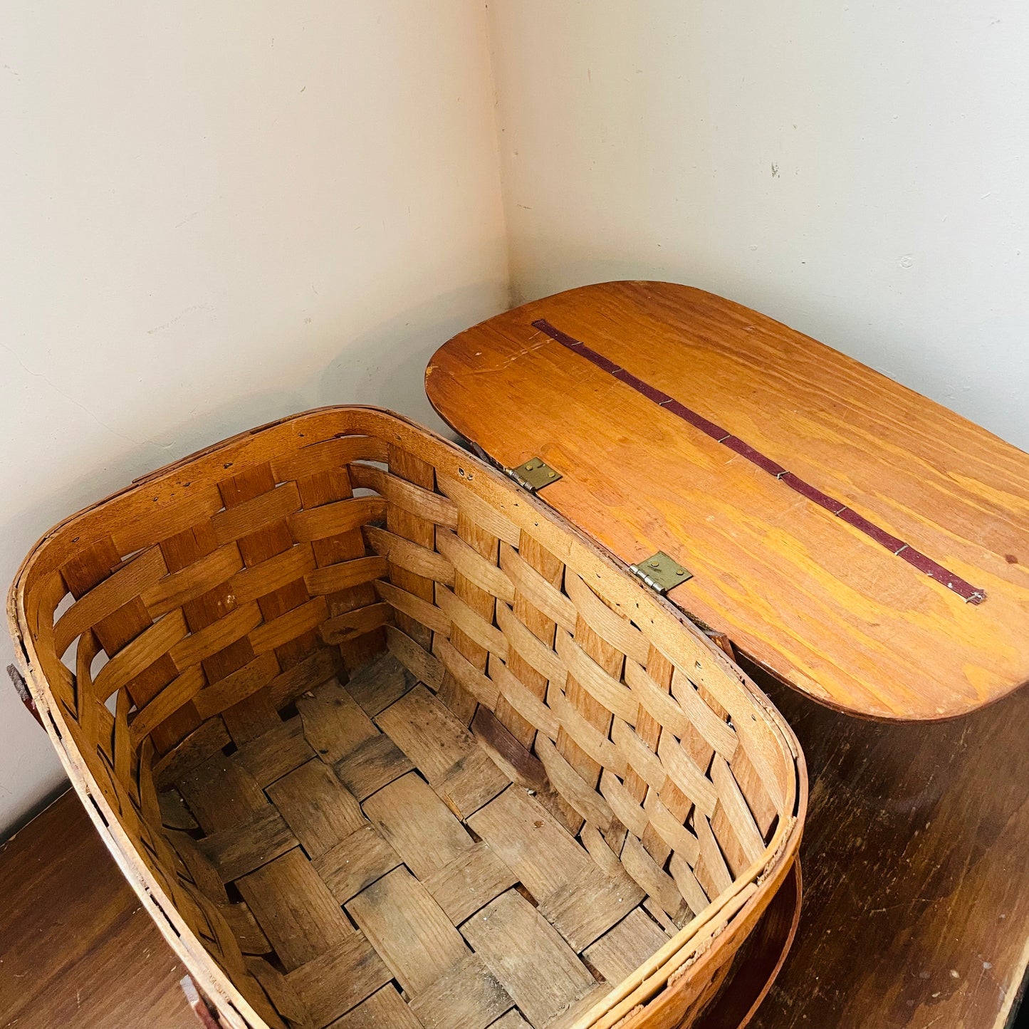 Hinged Lid Picnic Basket- Vintage