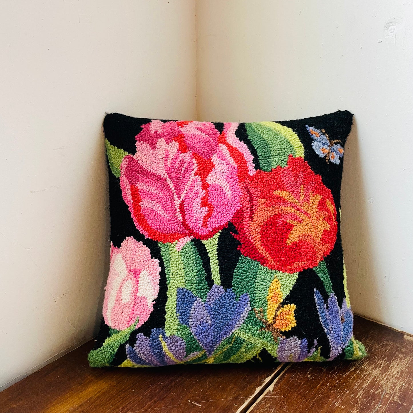 Tulip Melody Il Hook Pillow