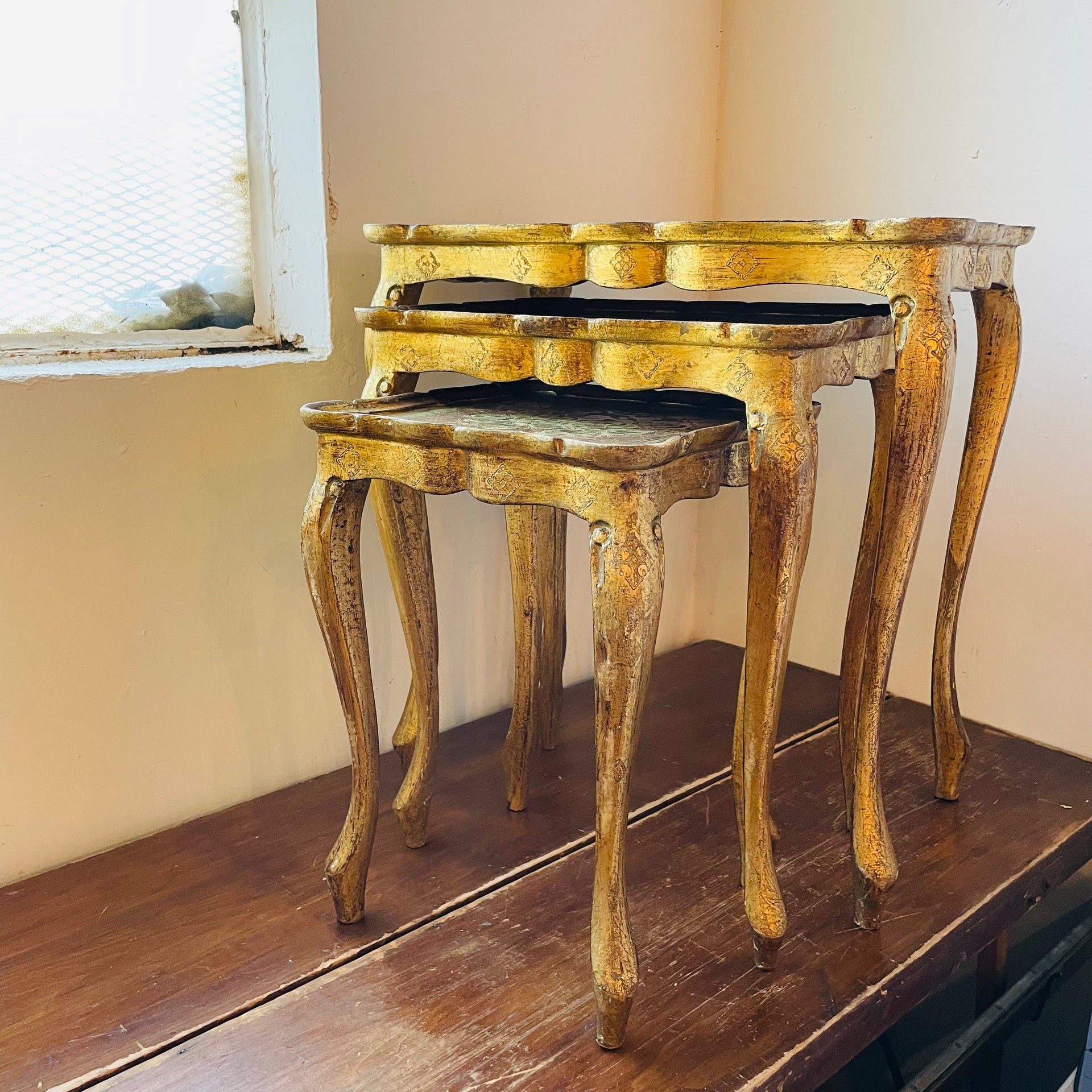 最終価格　ヴィンテージ　ITALY フローレンタイン花模様ネストテーブル　難あり Italian Florentine Nesting Tables- Vintage – Sugartown Mercantile