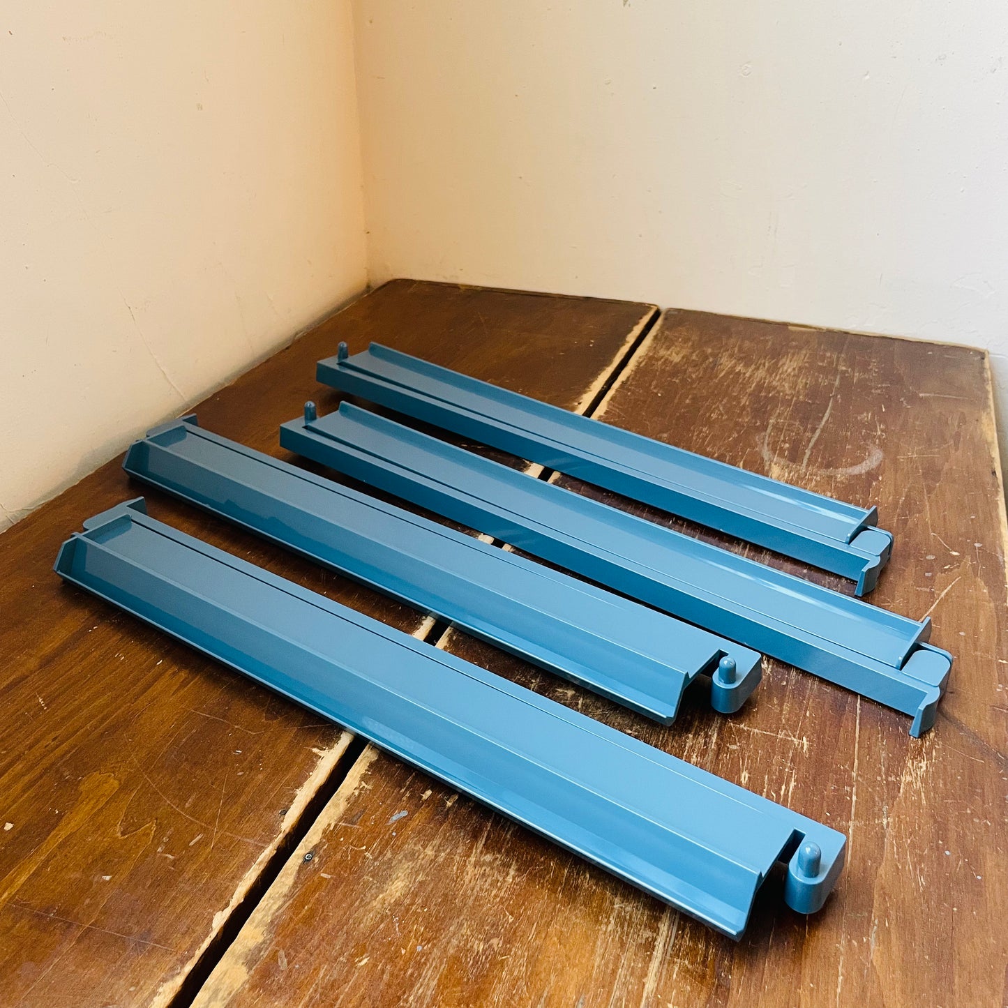 Porcelain Blue Mahjong Tile Rack & Pusher Set