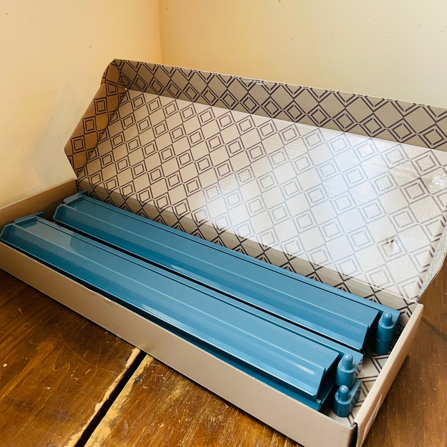 Porcelain Blue Mahjong Tile Rack & Pusher Set